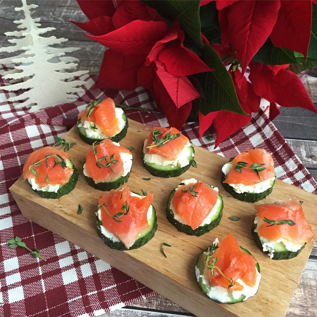 Простые вкусные закуски на новый год 2024. Бутерброды на праздничный стол. Закуски на НГ. Вкусные закуски на новый год 2021. Простые бутерброды к новому году.